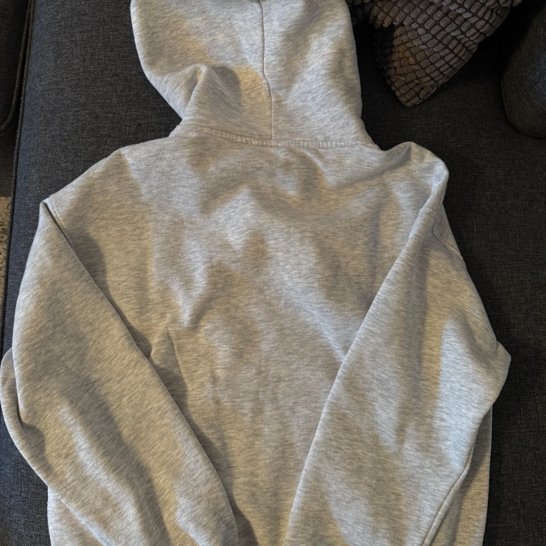 Ljusgrå hoodie från Gina Tricot - 1