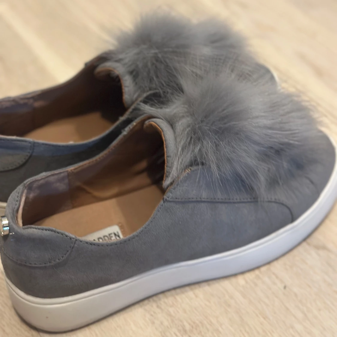 Grå sneakers med pälsdetalj - 3