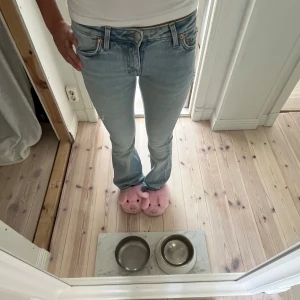 Ljusblå bootcut jeans från weekday  - Säljer ett par ljusblåa långmidjade  weekday jeans med bootcut passform. 