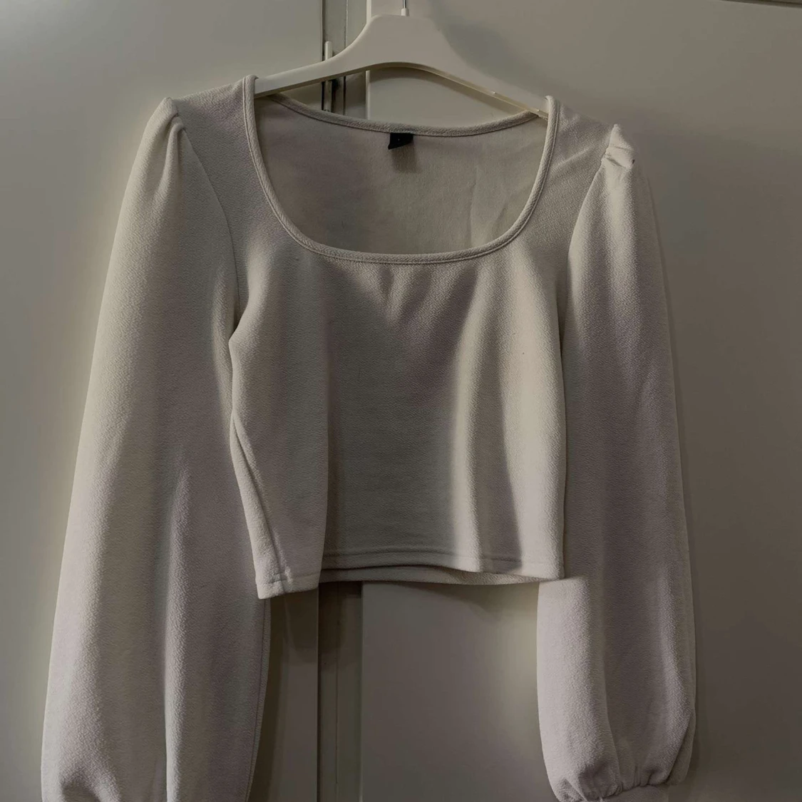 Vit croppad långärmad topp