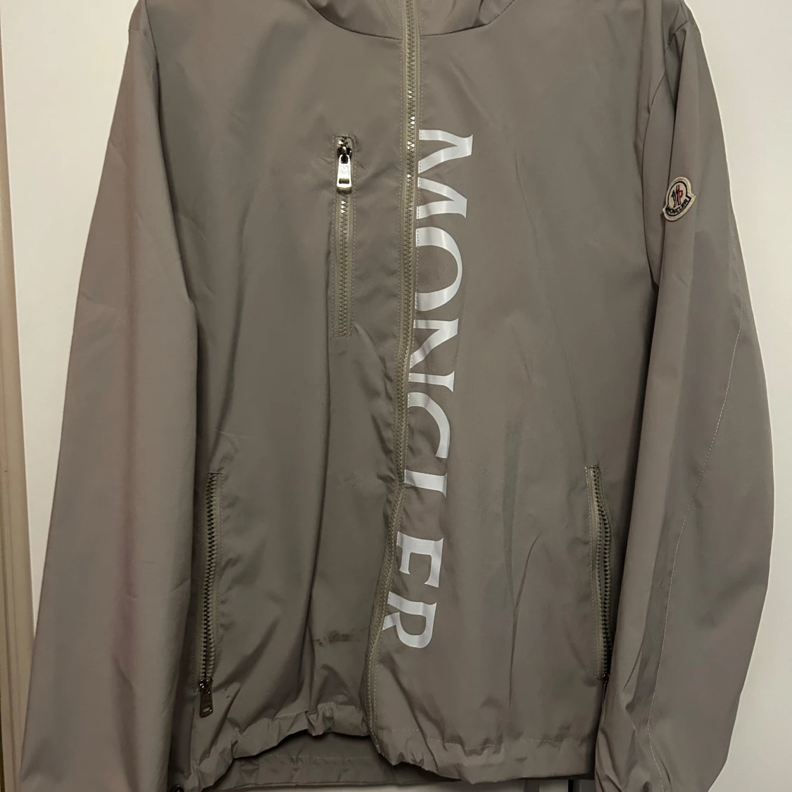 Beige vindjacka från Moncler - 1