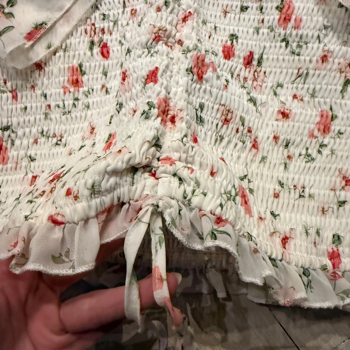 Vit blommig kortklänning med puffärm - 3