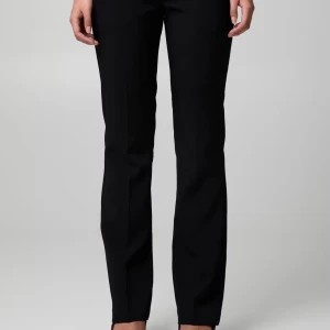 Svarta kostymbyxor från Bik Bok - Klassiska svarta kostymbyxor från Bik Bok med raka ben och midwaist passform. Byxorna har bälteshällor, pressveck och diskreta fickor bak. Perfekta för en clean och stilren look, tillverkade i ett mjukt material som känns bekvämt hela dagen.