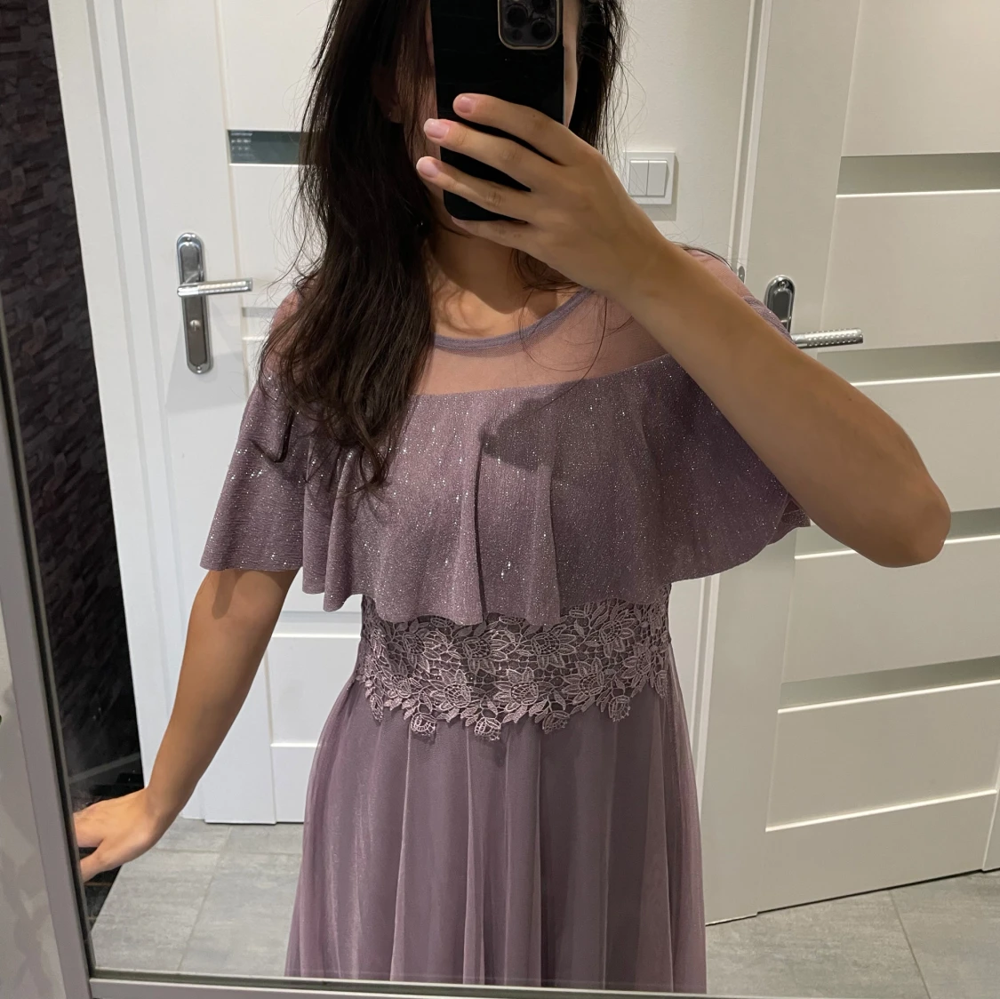 Lång lila glittrig klänning med spets - 1