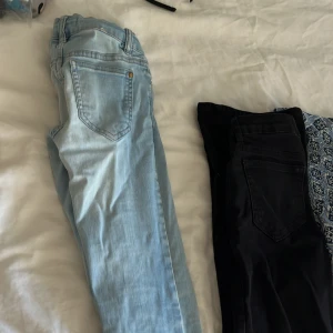 Ljusblå slim jeans från Lindex - Säljer ett par ljusblå slim jeans från Lindex med klassisk femficksdesign och guldfärgad knapp. Jeansen har smal passform och är tillverkade i mjukt denimtyg som sitter snyggt och bekvämt. Perfekta för dig som gillar en clean och fräsch look.