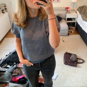 Blå stickad tröja från Vero Moda - Säljer en blå stickad tröja från Vero Moda i storlek M. Tröjan har korta puffärmar och rund halsringning.💕☺️