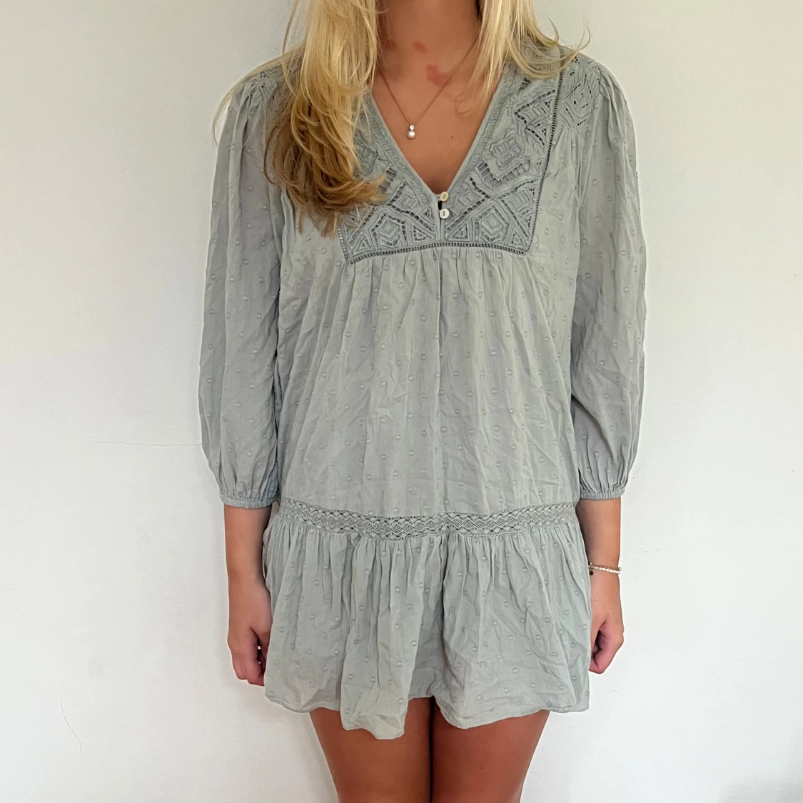 Ljusgrå kort klänning med broderi