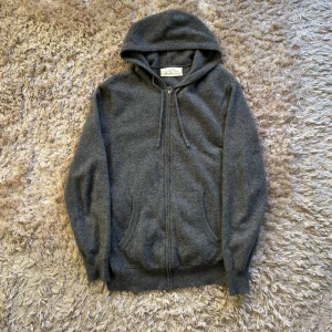 Kashmir Zip - Tjat säljer nu en schysst Kashmir zip från Zara | Tröjan är helt felfri och är i super bra skick | Perfekt nu inför hösten när de kommer bli mer kyliga dagar | Slutsåld och kostade 1699kr | Storlek S men sitter mer som en XS | Jag är 175 och den passar mig bra | Kom privat för fler frågor eller bilder, mvh Max 😎