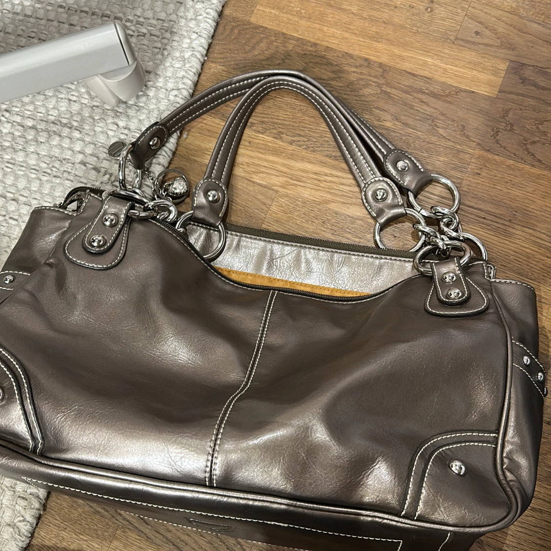 Brun axelväska med hjärtberlocker - 4