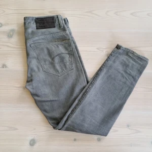 G-star raw denim jeans - Ett riktigt fint par jeans från G-star raw denim. Det är i storlek w32 l32. Skriv om du har ytterligare frågor.