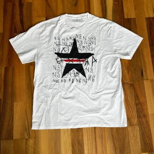 Neil barret tisha - Vit tshirt från Neil Barret i storlek S-M. Skicka gärna bud!