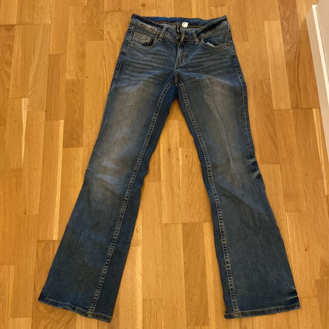 Blå bootcut jeans med ficklock från hm  - 1