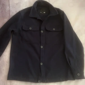 Overshirt - Hej! Säljer denna riktigt sköna overshirten perfekt nu mot hösten hör av dig vid minsta fråga eller fundering!