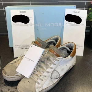 Philippe Model vita sneakers med bruna detaljer - Philippe model skor ganska sunkiga men har allt org.500kr så är det dina