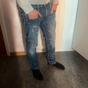 Replay jeans! - Säljer nu ett par riktigt snygga jeans ifrån märket replay! Ny pris 1999 mitt pris 699 helt fel fria förutom ett jätte litet hål i skrevet kom privat för bild eller andra frågor osv!