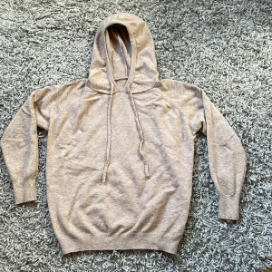 Beige merinoull hoodie - Säljer en beige merinoullhoodue i storlek xs. Tröjan har inga defekter och passar folk som är ca 160cm. Hör av dig vid funderingar🙌😁