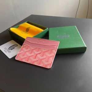 Rosa cardholder - Stilren ”cardholder” i färgen rosa