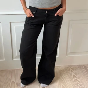 Design by si jeans - Supersnygga lågmäldare jeans från design by si! Superbra skick då de knappt är använda☺️