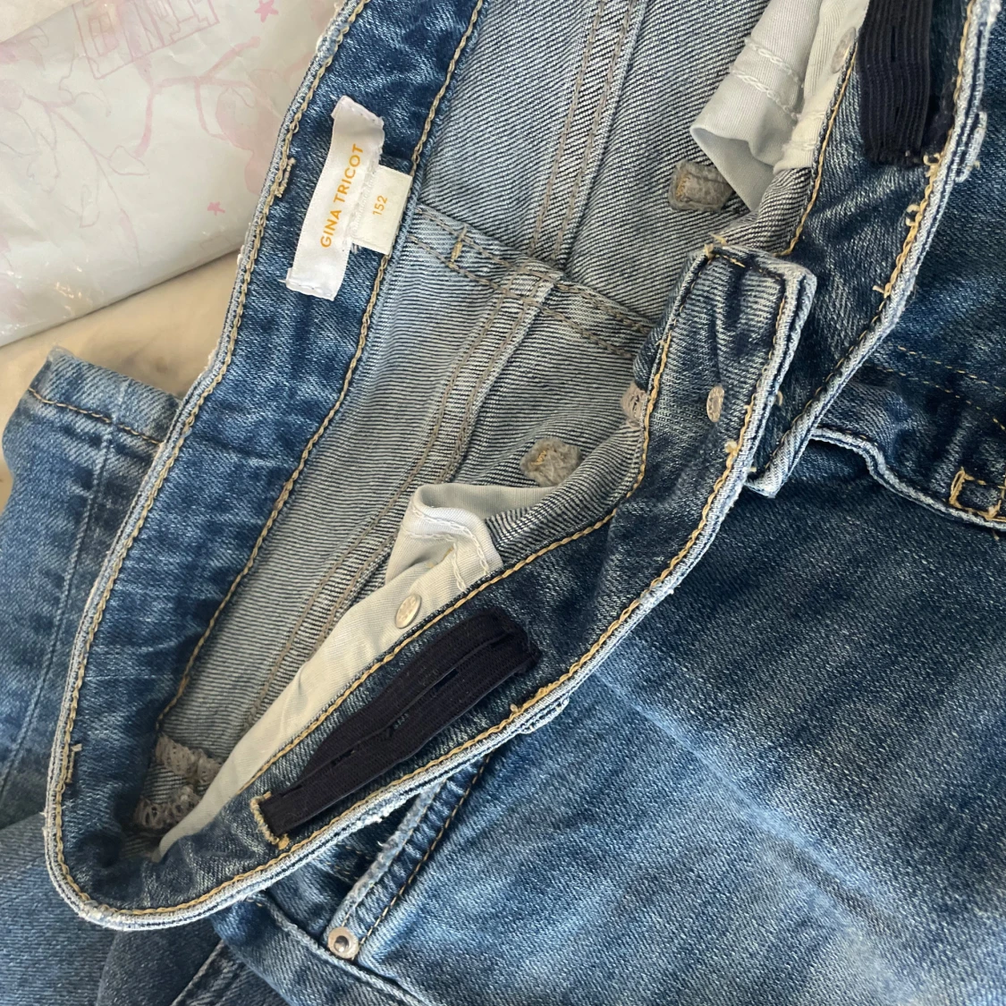 Blå jeans med slitningar - 3