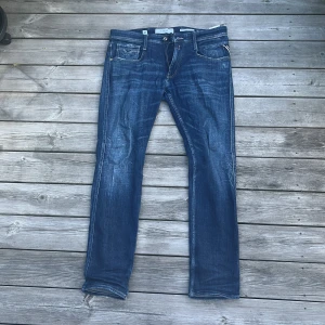Replay Anbass - Säljer dessa feta Replay jeans, i modellen ”Anbass” vilket är en slim fit modell. Storlek: W33 L32. Jeansen har små konstgjorda slitningar som gör dom riktigt feta. Vid minsta fråga eller fundering är det bara att höra av sig🤗