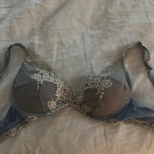 Intimissimi bh -  intimissimi bh i en fin blå färg. Tror inte den säljs längre. Säljer en likadan i en mer turkos färg så kolla gärna in min profil. Pris går att diskuteras vid snabb affär!🩷