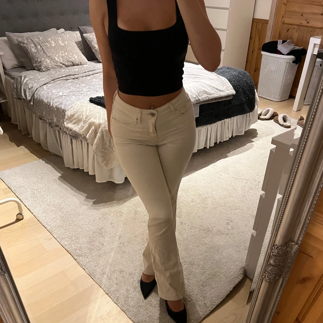 Ljusa bootcut jeans med hög midja
