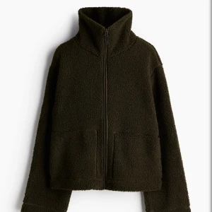 Grön teddyjacka hm - Som ny, knappt använd. Stl L så den sitter lite snyggt oversized (har vanligtvis s/m)💕