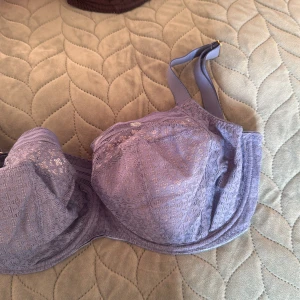 Lila spetsig bh från Freya - Säljer en lila bh från Freya med vacker spets och justerbara axelband. Bh har breda band och flera hakar i ryggen för bästa passform. Materialet är mjukt och stretchigt med fina spetsdetaljer som ger en feminin vibe.