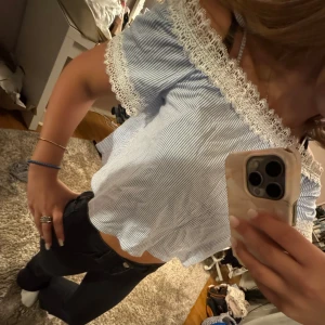 Blåvit offshoulder blus med spets Zara - Supersöt blåvit randig offshoulder blus med korta ärmar och söt vit spetskant längs halsringning och ärmslut. Blusen har små knytband på axlarna och är croppad i modellen. Endast använd ett fåtal gånger. Storlek S men funkar även i Xs 💞💞