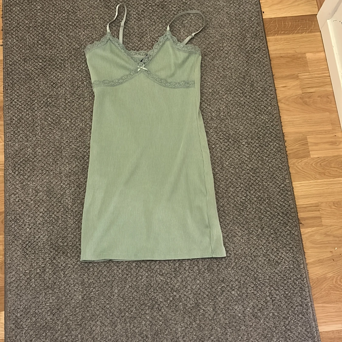 Ljusgrön ribbad klänning H&M Divided