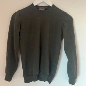 Oscar Jacobsson tröja - Tja! Säljer denna feta tröjan från Oscar Jacobsson. 7/10 skick skulle jag säga inga stora defekter. Den va S men blev mindre i tvätten så skulle rekommendera om man va runt 160-150. Skicka ett DM om frågor. Tar ej byten👍