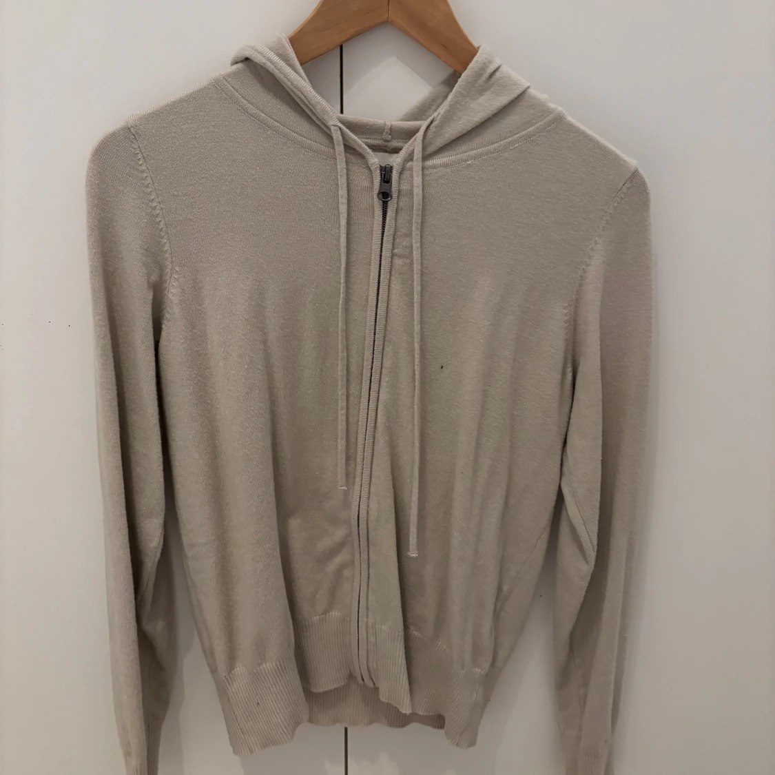 Beige hoodie med dragkedja från 157