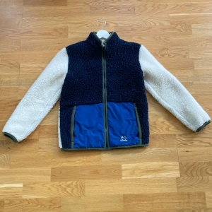 Woolrich Jacka  - Woolrich Teddyjacka i exklusiv färgblock-design.  Perfekt för kalla dagar när du vill vara både varm och snygg. Pris kan diskuteras.