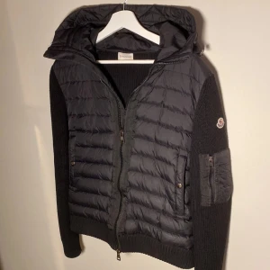 Moncler cardigan - Hej, säljer nu min fetta cardigan som jag köpte för runt ett år sedan. Jag är har köpt jackan av en kompis som har köpt den från Merchsweden. Så den är självfallet äkta. Väldig fett jacka. Skriv om ni undrar något.