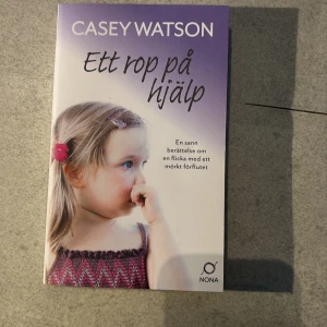 Ett rop på hjälp - En gripande och verklighetsbaserad berättelse om en ung flicka med ett mörkt förflutet. Boken tar dig med på en känslosam resa genom svårigheter, familjehemsliv och kampen för att hitta trygghet. Perfekt för dig som gillar starka historier och vill förstå mer om livet bakom fasaderna.