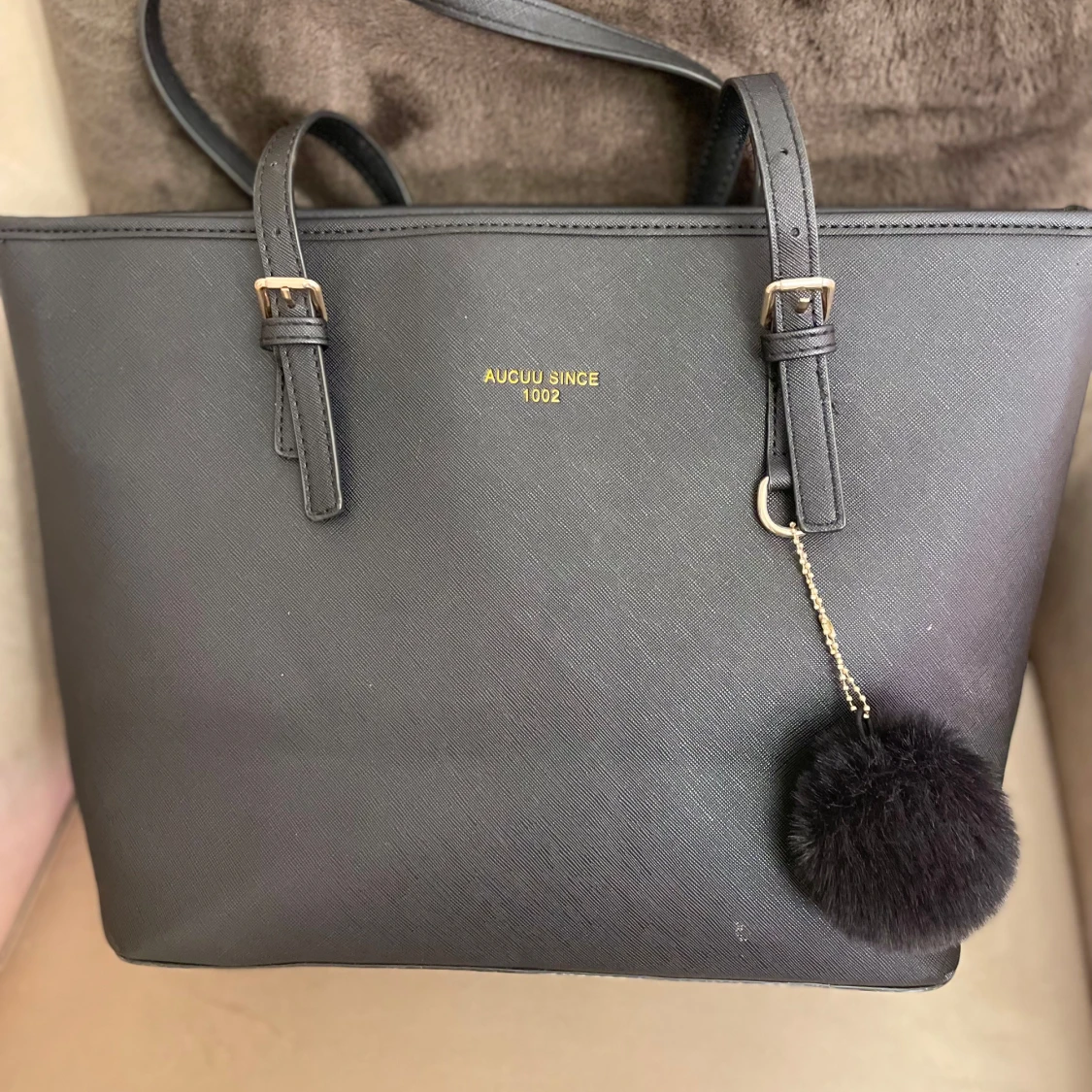 Svart axelväska perfekt for skola