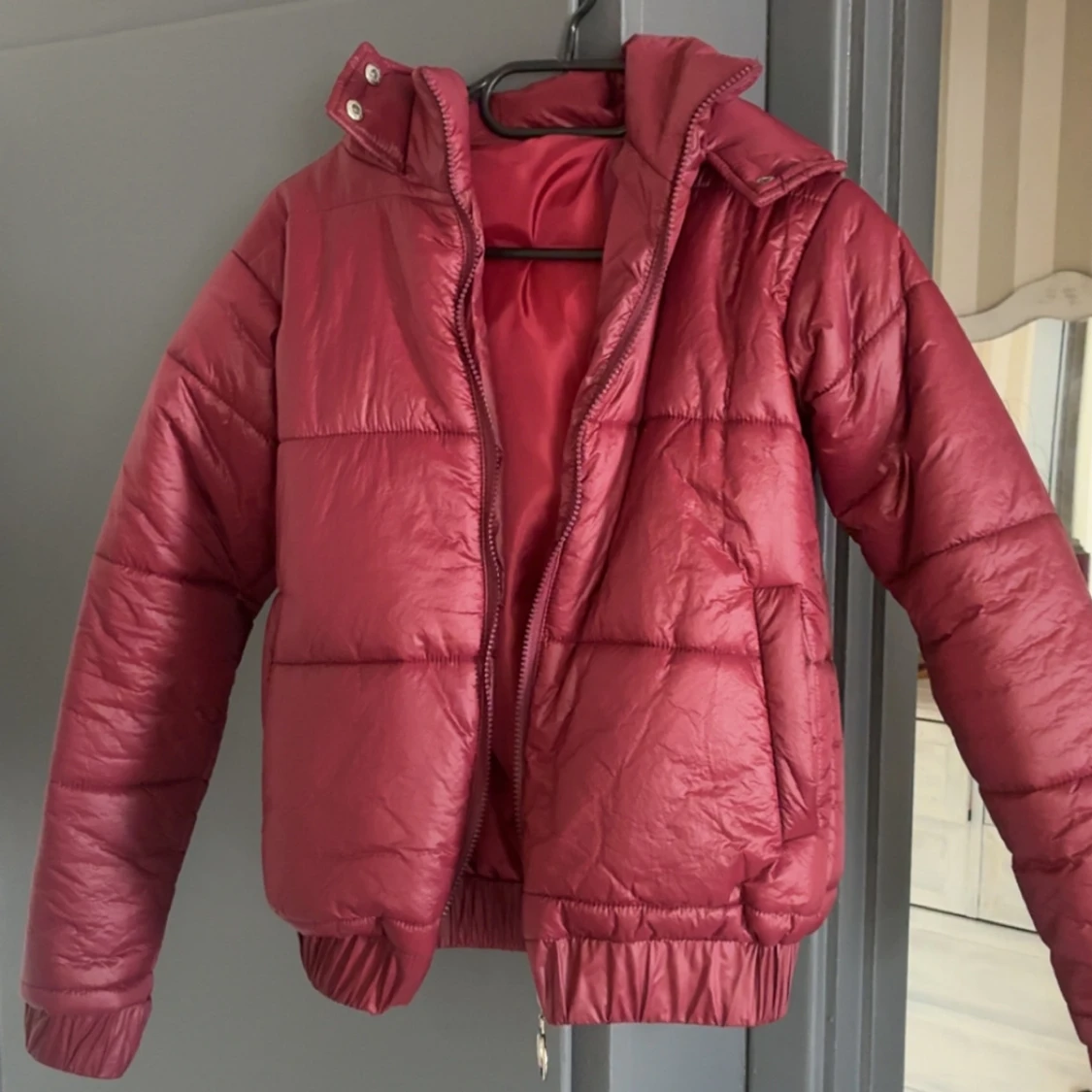 Vinröd pufferjacka med huva - 2