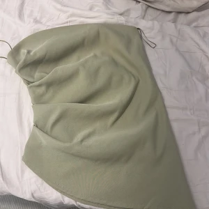 Olivgrön topp - Säljer denna skit söta toppen från Zara, använd endast 1 gång på en utekväll, storlek S