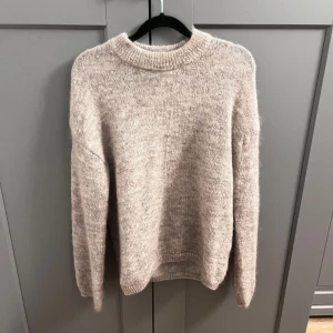 Beige stickad tröja  - Fin mohairmix tröja från Kappahl i väldigt bra skick! 