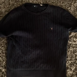 Kabelstickad mörkblå gant sweatshirt ord pris 800 - En mörkblå gant tröja som är riktigt fet i storlek xxs/ 15 år. Kan bytas mot nått (skicka bild)