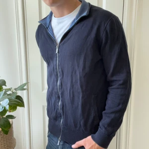 Massimo dutti full zip mörkblå  - Skön full zip, mer vanlig blå inuti. Inga defekter förutom att den är aningen urtvättad. Modellen är 180,75 kg och bär M. Kom med frågor! 