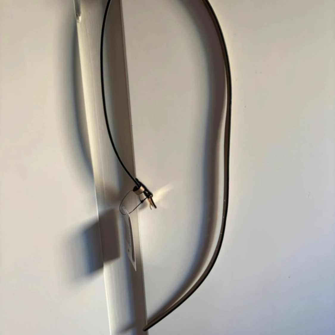 Smalt beige bälte i skinn med guldfärgat spänne - 3