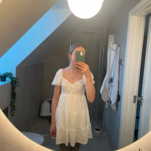 Vit klänning från Gina Tricot - Säljer en söt vit klänning från Gina tricot i storlek xs, nypris 400 mitt pris 150, aldrig använd bara provad och har inga skavanker med prislappen på. Superfin och inte genomskinlig!