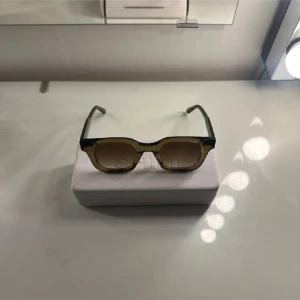 Chimi 04 Green - Säljer dessa snygga trendiga chimi 04 Green. lite repiga se bild 3 inget som syns vid användning men därav priset. skriv för frågor eller bilder🙌🏼🙌🏼