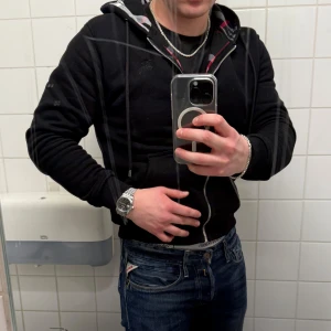 Svart Burberry Zip hoodie💫💸 - Säljer en stilren svart Burberry zip-hoodie. Det är den svarta versionen, broderad logga på bröstet. Otroligt bra material, väldigt mjukt och bra kvalitet. TAGS FINNS och det finns utrymme för att pruta.