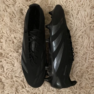 Svarta fotbollsskor från Adidas - Helt nya, 3000kr nypris säljer för 799kr storlek 47 men passar cirka 45