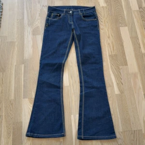 Lågmidjade mörkblå jeans - Sjukt snygga jeans från DenimCo💕Midja: 40 cm innerben:79cm