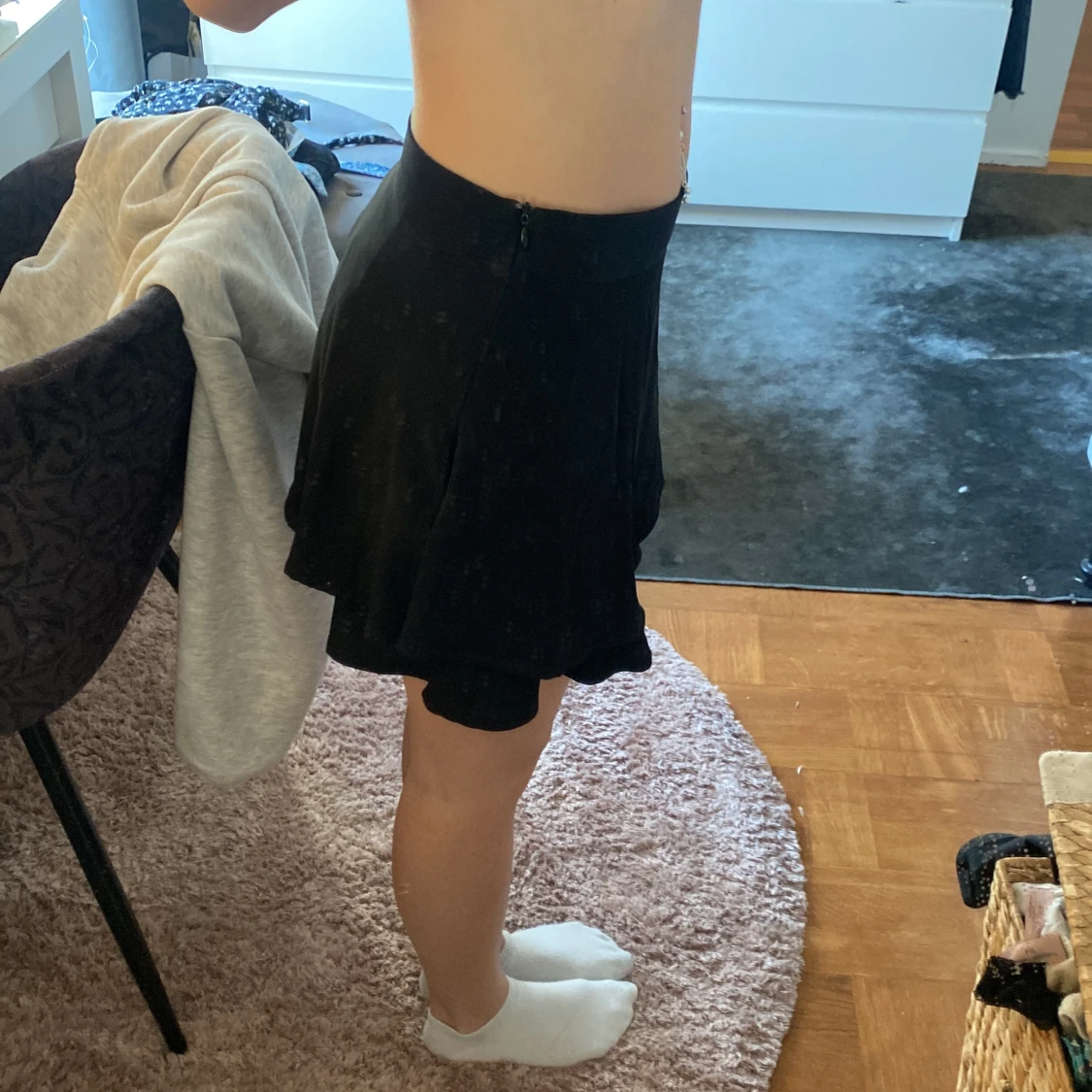 Svart kortkjol med dragkedja - 1