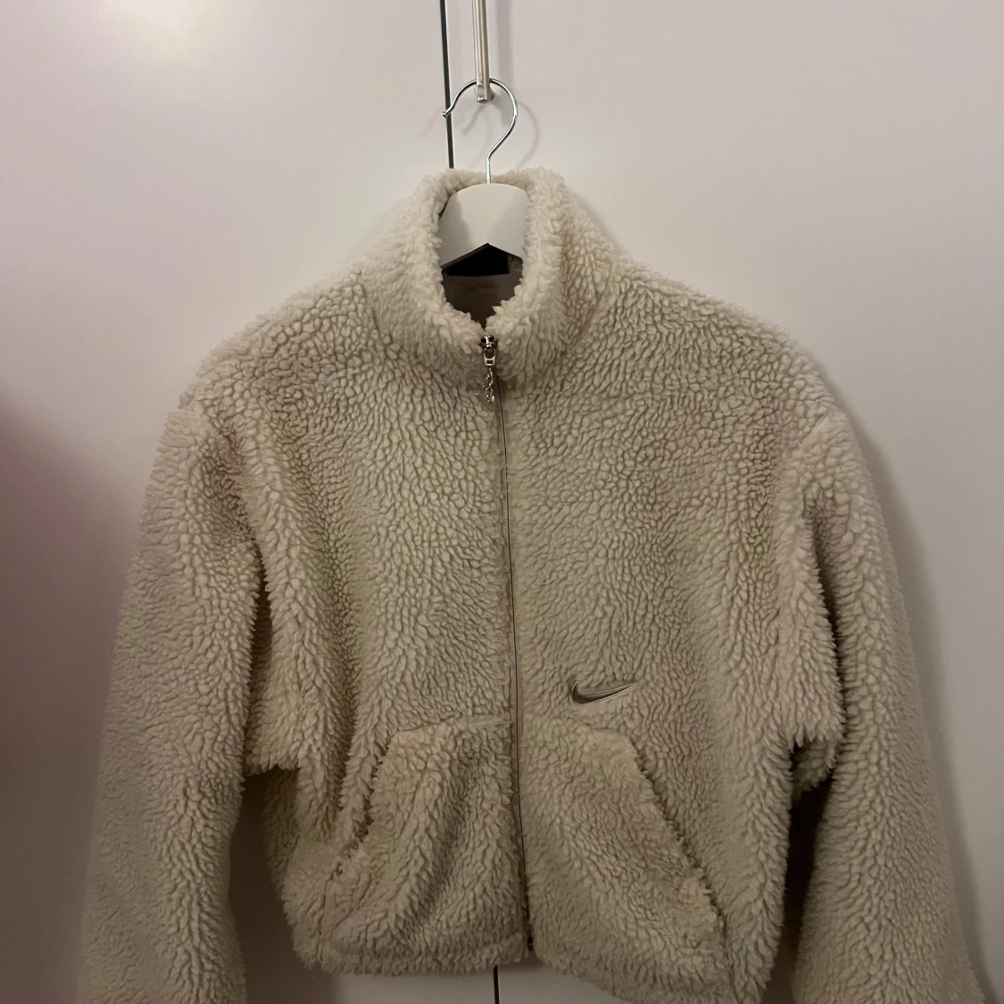 Beige teddyjacka från Nike