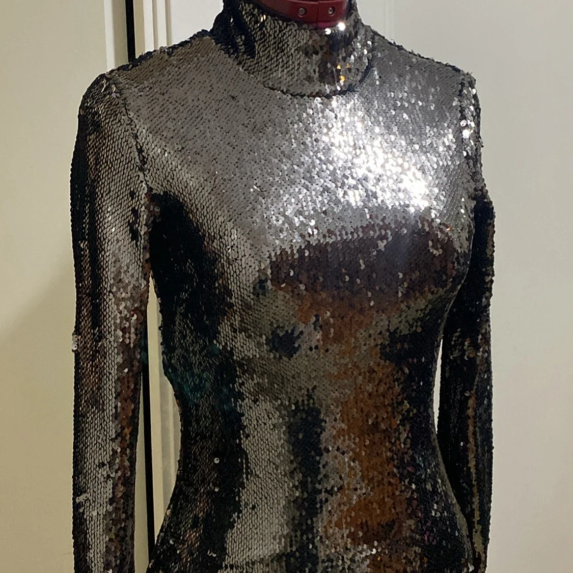 Svart glittrig paljettklänning